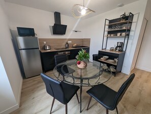 Microondas, horno y cafetera y tetera 