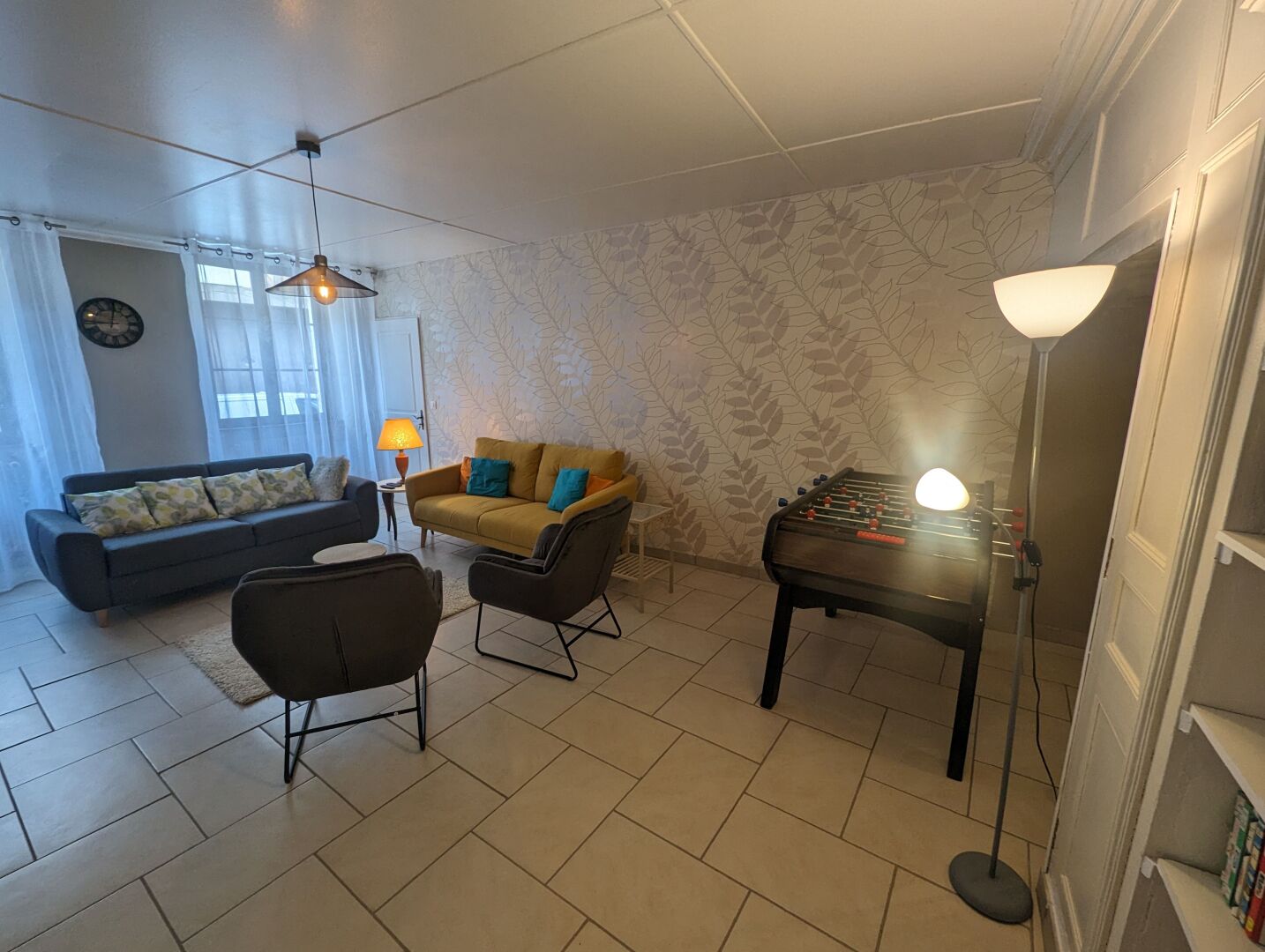 Télévision, lecteur de DVD, baby-foot