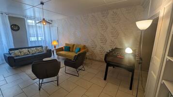 Télévision, lecteur de DVD, baby-foot