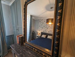 سرير سفر وواي فاي مجانًا وملاءات أسرّة