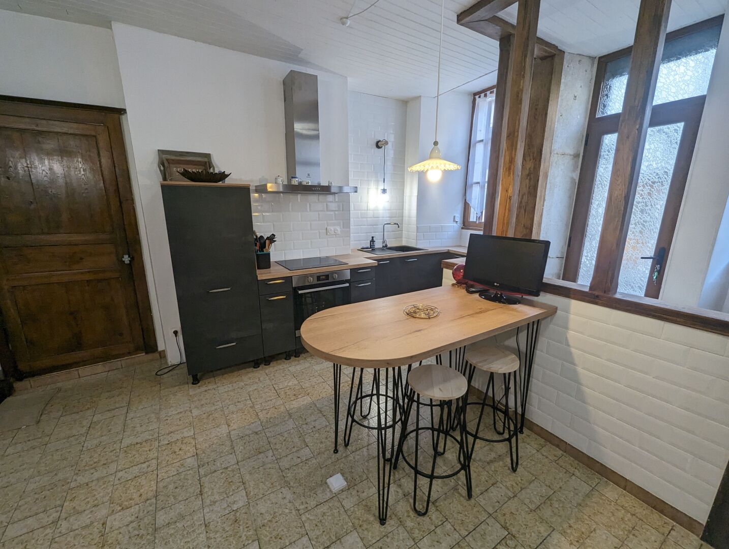 Micro-ondes, four, lave-vaisselle, chaise haute