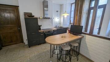 Micro-ondes, four, lave-vaisselle, chaise haute