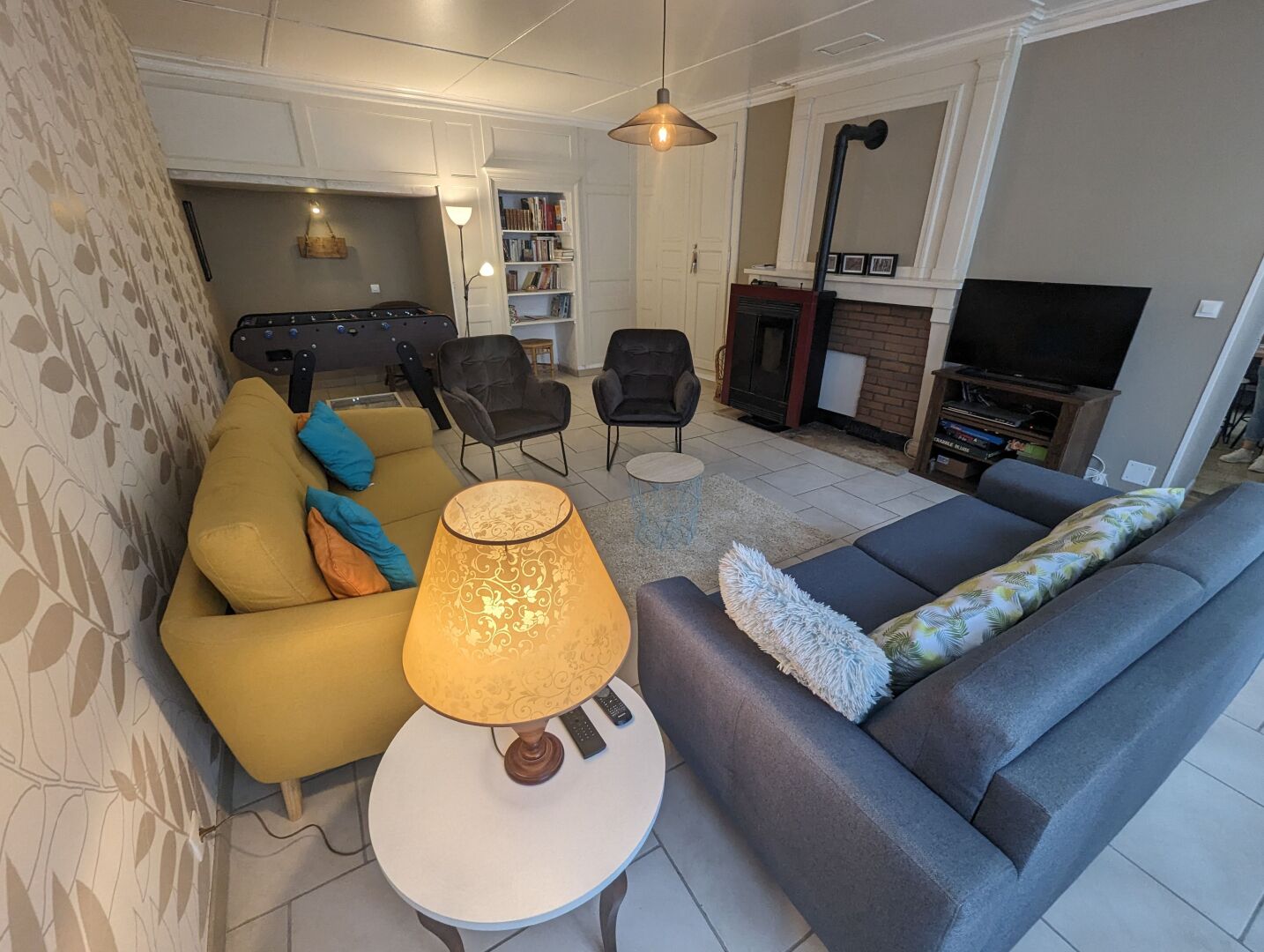 Télévision, lecteur de DVD, baby-foot