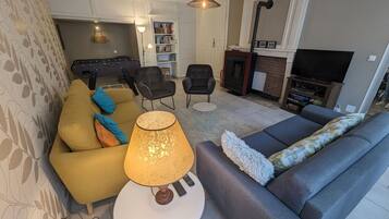 Télévision, lecteur de DVD, baby-foot