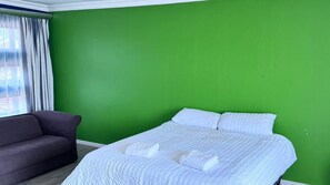 Tabla de planchar con plancha, wifi y ropa de cama 