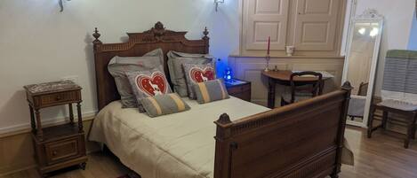 Travel cot, free WiFi, bed sheets