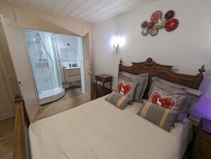 Travel cot, free WiFi, bed sheets