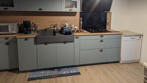 A compact kitchen with a microwave, coffee maker, and a gas stove. - Stopover at Côna - Bourmont (Bourmont)