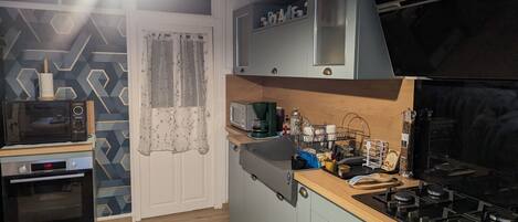 Mikroaaltouuni, uuni, syöttötuoli