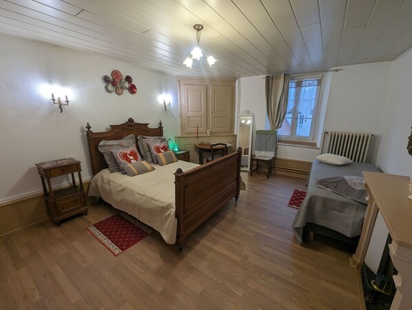 Travel cot, free WiFi, bed sheets