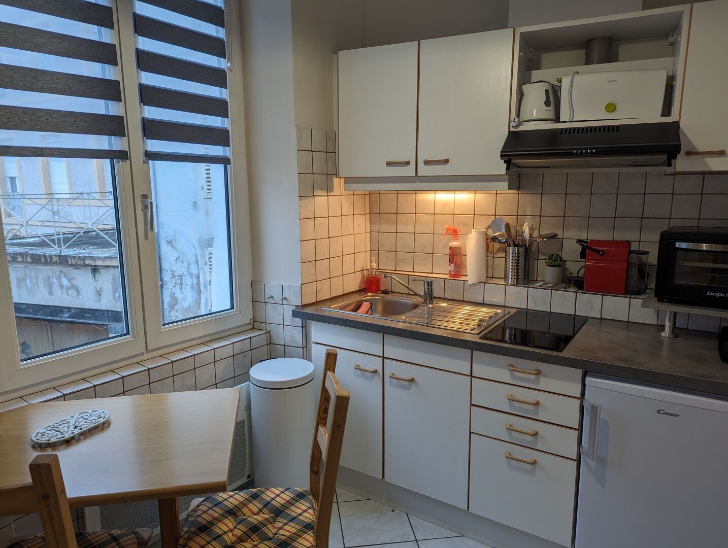 Micro-ondes, four, chaise haute