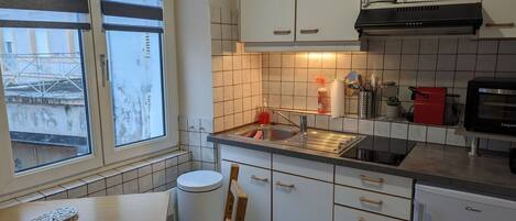 Micro-ondes, four, chaise haute