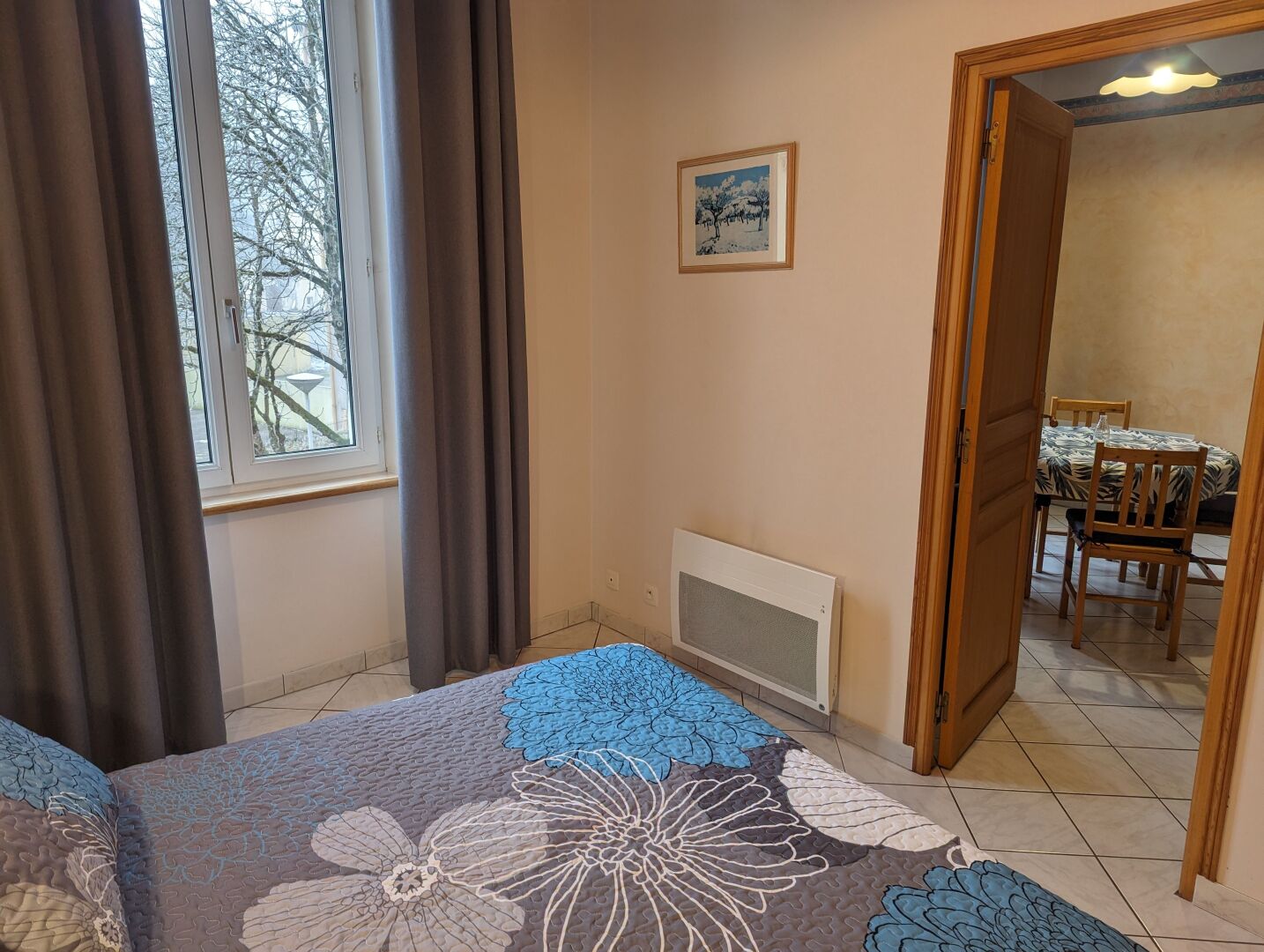 Travel crib, free WiFi, bed sheets