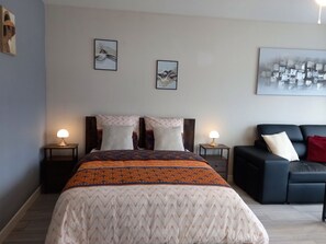 Travel cot, free WiFi, bed sheets