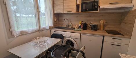 Een microgolfoven, een kinderstoel