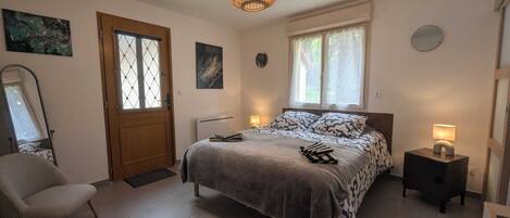 Travel cot, free WiFi, bed sheets