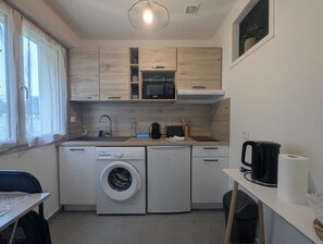 Microwave, high chair - Le Logis du lac - Eclaron Braucourt Sainte Livière (Eclaron Braucourt Sainte Livière)