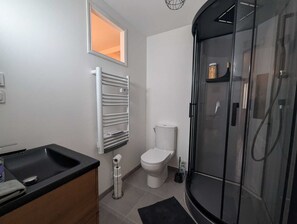 Shower, towels - Le Logis du lac - Eclaron Braucourt Sainte Livière (Eclaron Braucourt Sainte Livière)