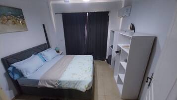 Iron/ironing board, bed sheets