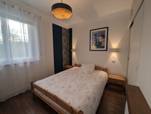 Travel crib, free WiFi, bed sheets