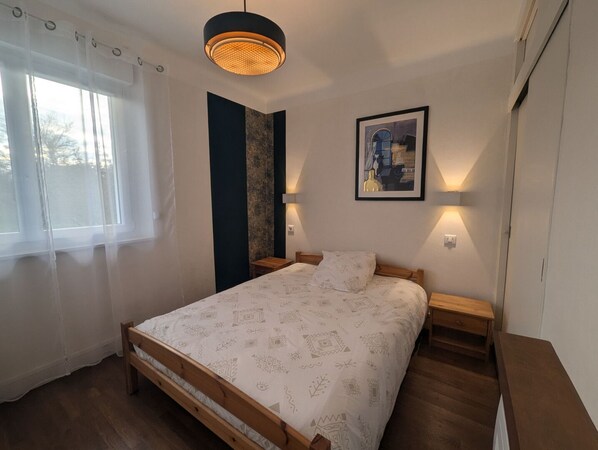 Travel cot, free WiFi, bed sheets