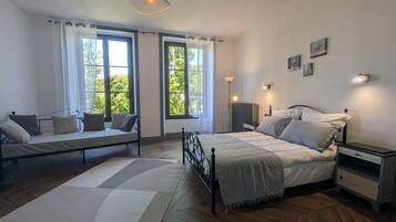 Lit parapluie, Wi-Fi gratuit, draps fournis