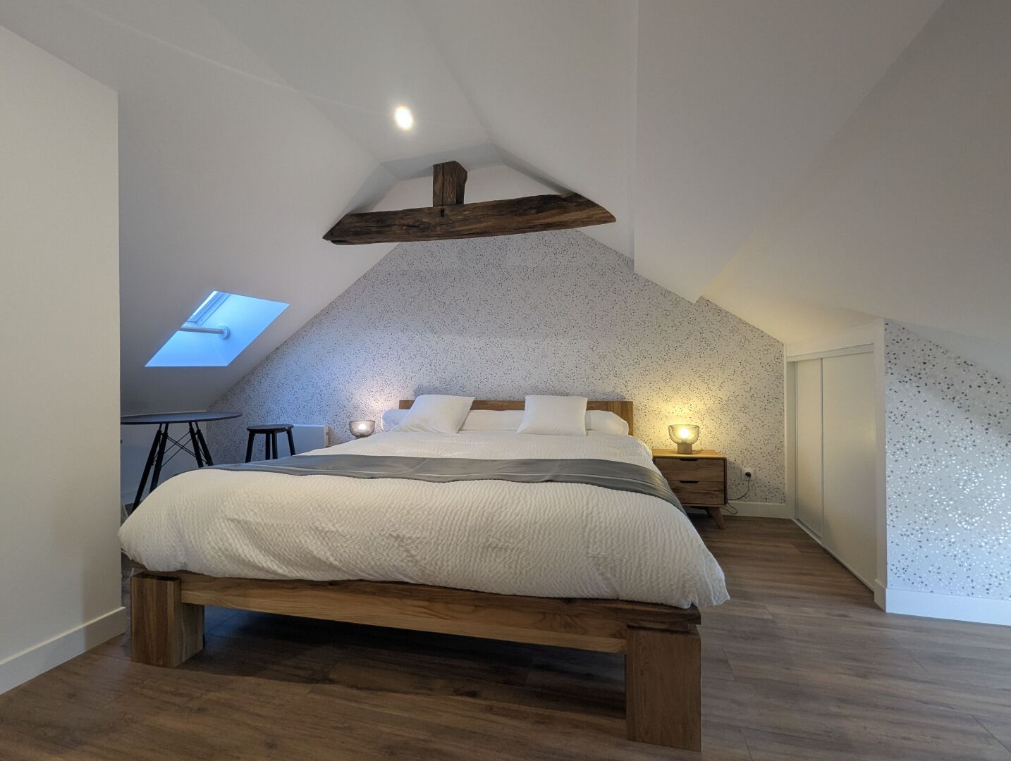 Lit parapluie, Wi-Fi gratuit, draps fournis