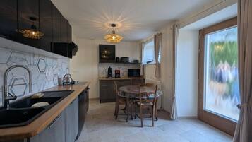 Mikrowelle, Ofen, Geschirrspüler, Hochstuhl