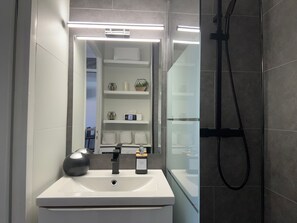 Douche, sèche-cheveux, serviettes fournies, savon