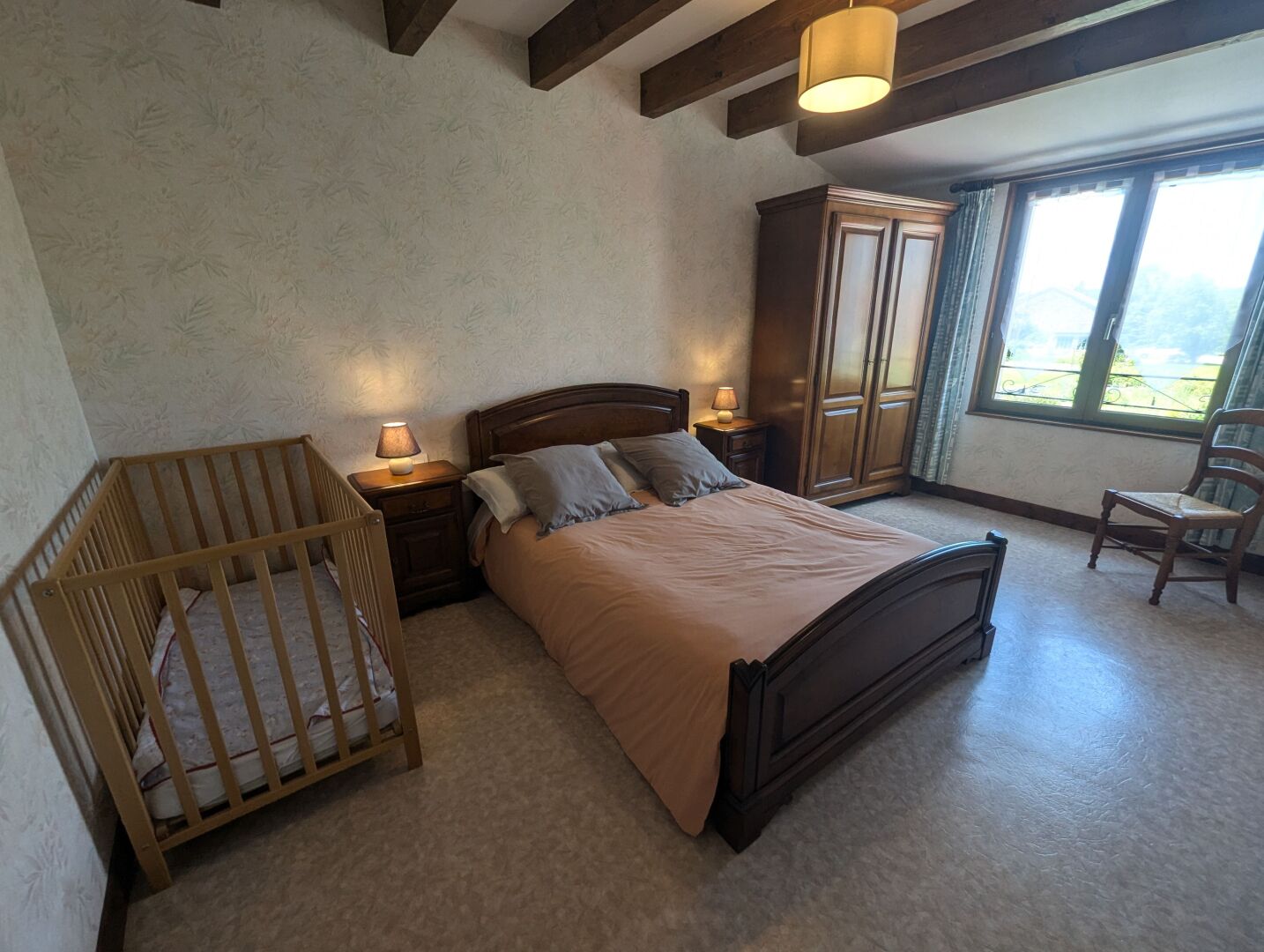 Lit parapluie, Wi-Fi gratuit, draps fournis