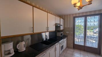 Micro-ondes, four, lave-vaisselle, chaise haute