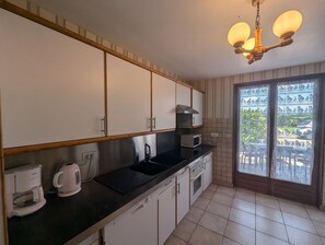 Mikroaaltouuni, uuni, astianpesukone, syöttötuoli