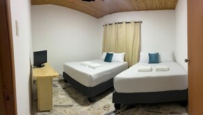 Tabla de planchar con plancha, wifi y ropa de cama