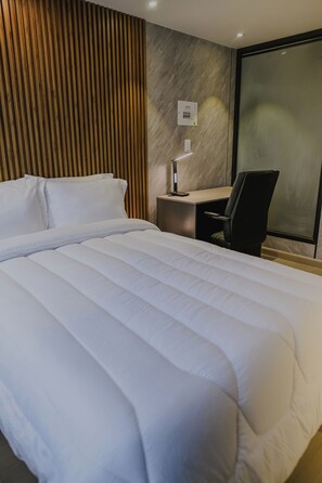 Classic Studio | Premium bedding, desk, laptop workspace, free WiFi - Torre U Kooliving (Manizales)
