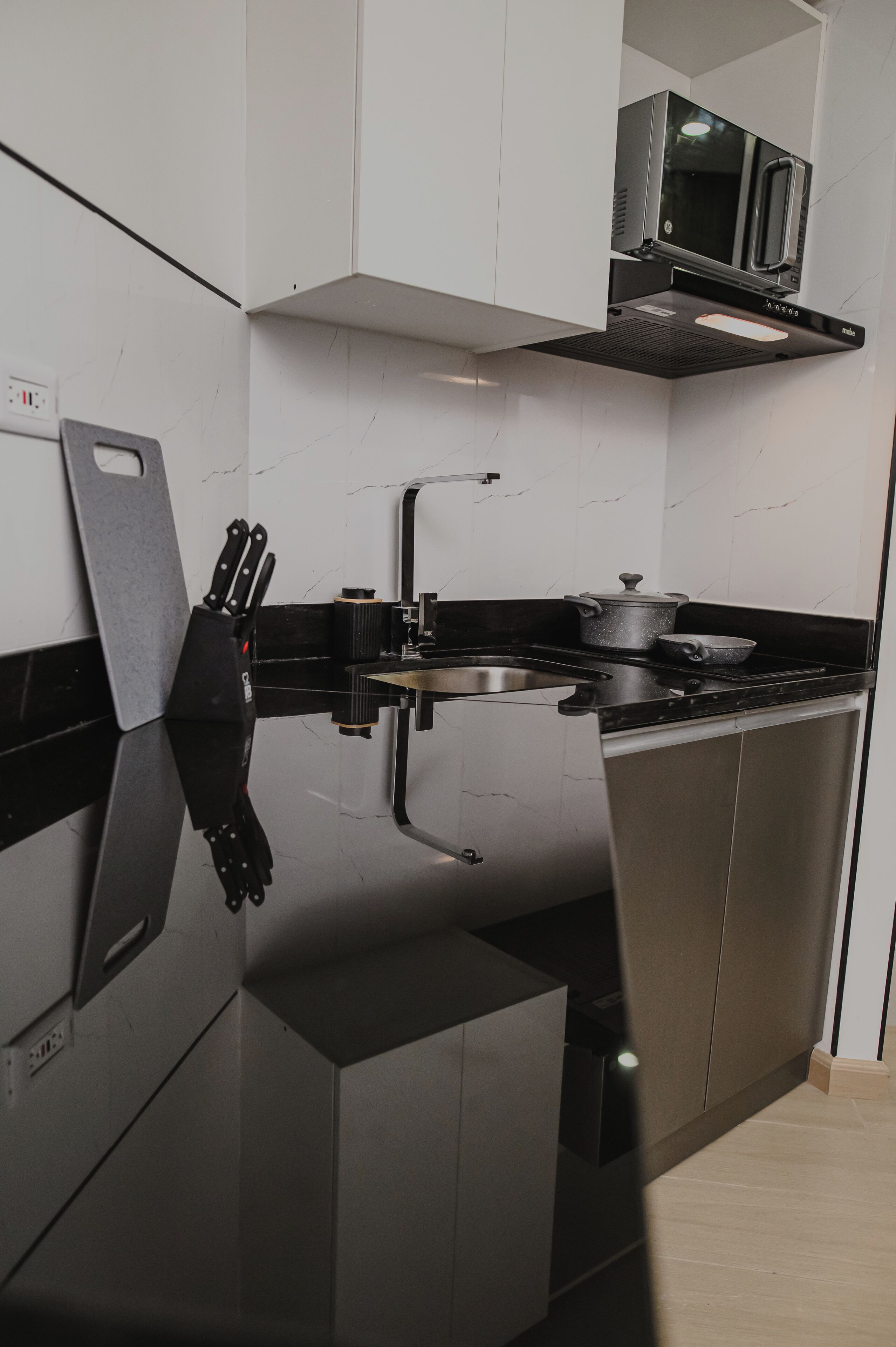 Executive Studio | Private kitchen | Microwave, stovetop, dishwasher, cookware/dishes/utensils