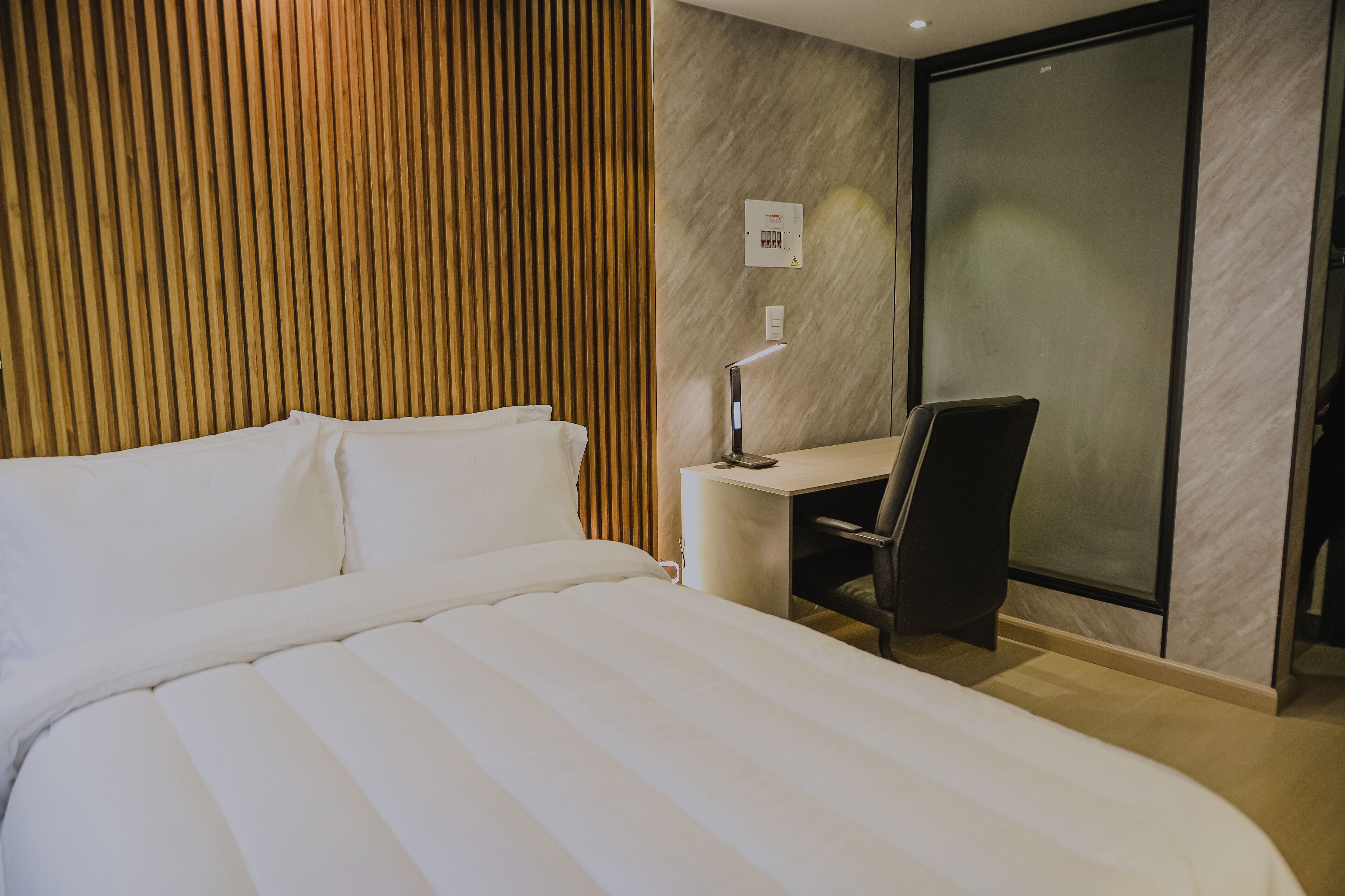 Estudio clásico | Ropa de cama de alta calidad y escritorio