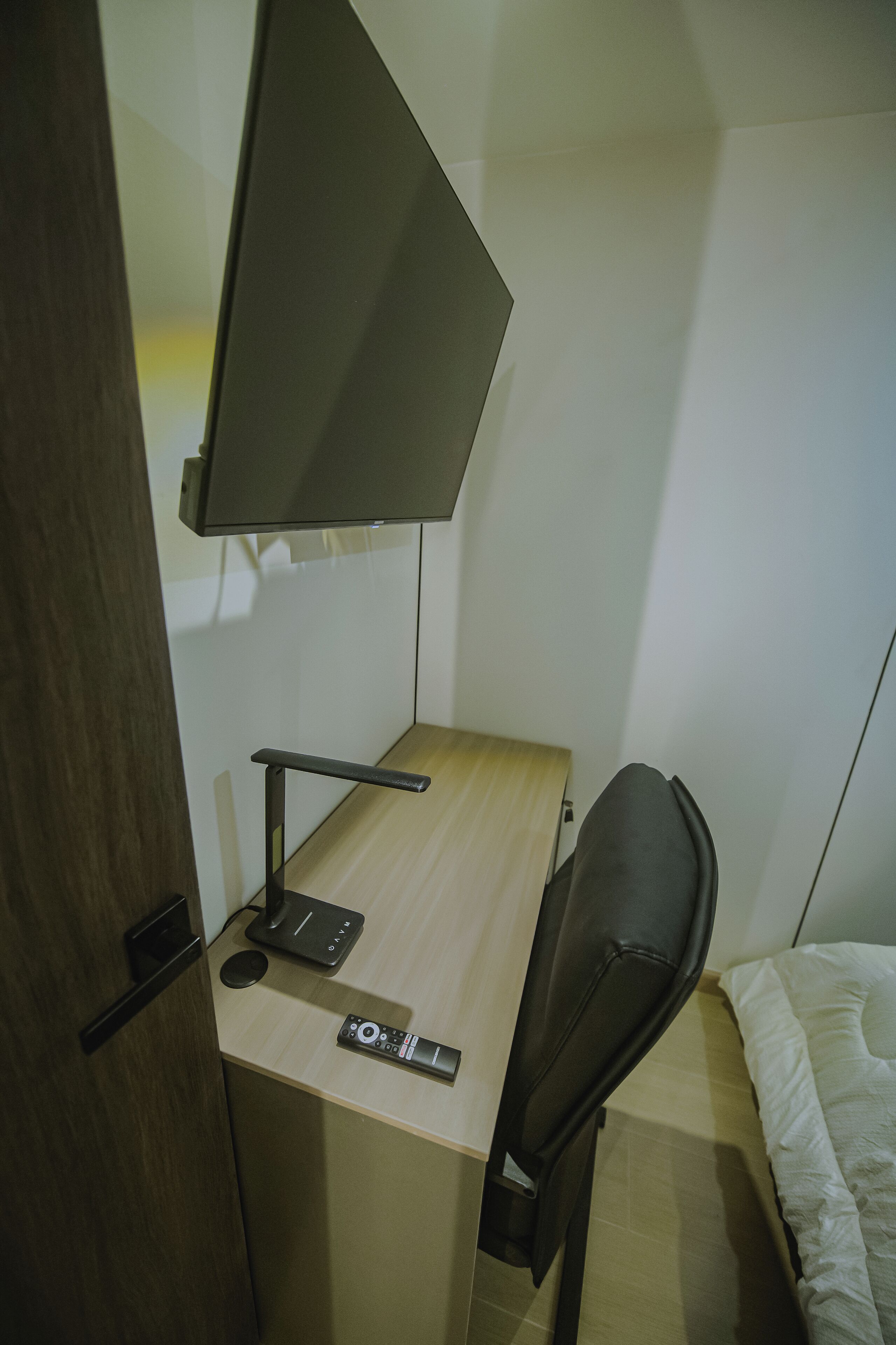 이그제큐티브 스튜디오 | 거실 공간 | 디지털 채널 시청이 가능한 35인치 평면 TV