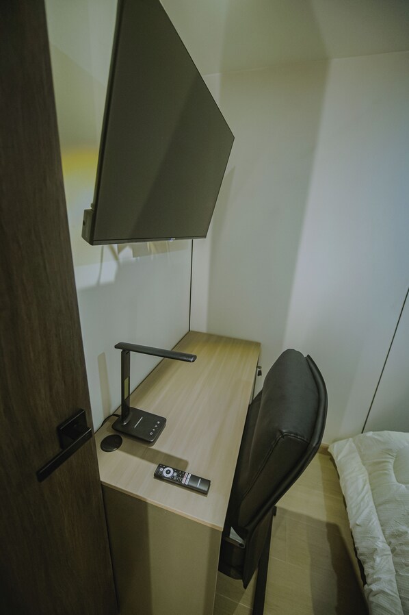 이그제큐티브 스튜디오 | 거실 공간 | 디지털 채널 시청이 가능한 35인치 평면 TV