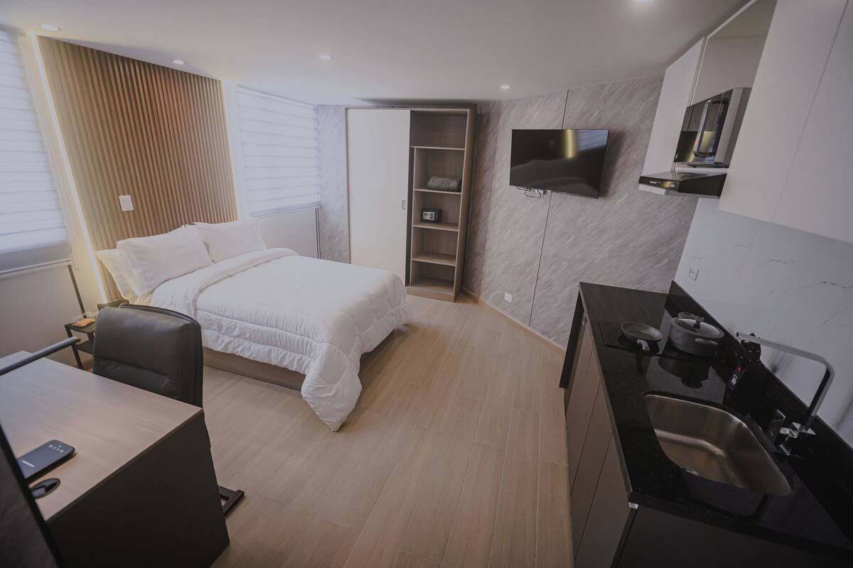 Studio Confort, vue sur la ville | Literie de qualité, bureau, espace de travail pour ordinateurs portables