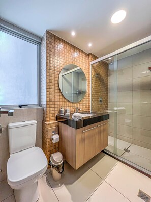Een douche, een haardroger, handdoeken, zeep
