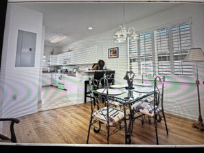 Dining - Perfect 6-bedroom house with AC in North Myrtle Beach.  (North Myrtle Beach)