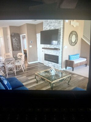 TV, fireplace - Perfect 6-bedroom house with AC in North Myrtle Beach. (North Myrtle Beach)