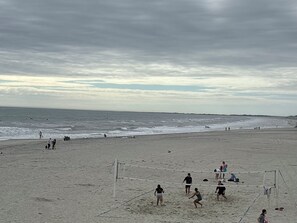 Beach - Perfect 6-bedroom house with AC in North Myrtle Beach. (North Myrtle Beach)