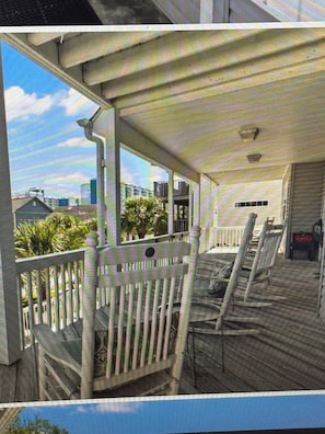Terrace/patio - Perfect 6-bedroom house with AC in North Myrtle Beach. (North Myrtle Beach)