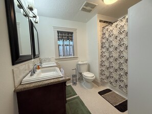 Towels, toilet paper - Charming 3-bedroom with fenced back yard (Albany)