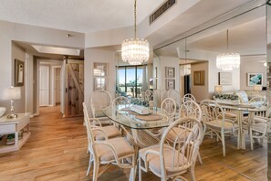 Dining - Escape & unwind with Coastal Views + Free Chairs + beach bar + bonfires & more!  (Miramar Beach)