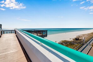 Property grounds - Escape & unwind with Coastal Views + Free Chairs + beach bar + bonfires & more!  (Miramar Beach)
