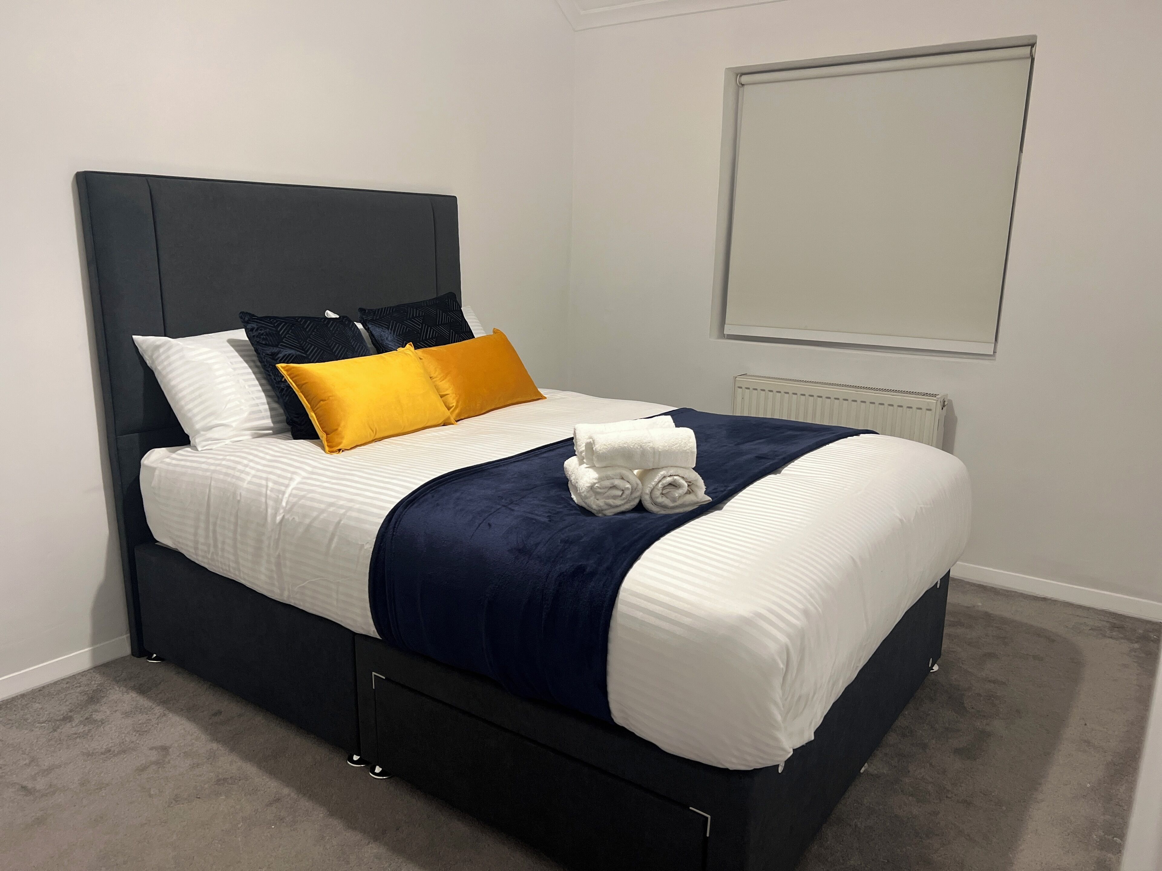 Tabla de planchar con plancha, wifi, ropa de cama