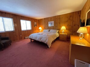 4 bedrooms, iron/ironing board, WiFi, bed sheets - Chalet With Mountain View Steps From Shuttle (Dover)