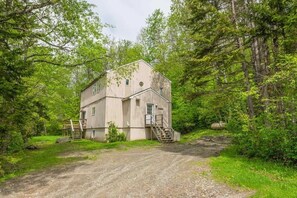 Exterior - Chalet With Mountain View Steps From Shuttle (Dover)